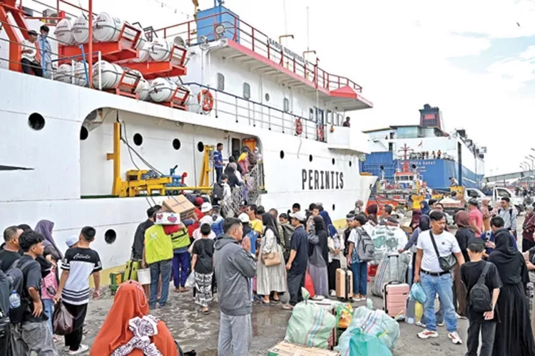 pemudik-serbu-kapal-sabuk-nusantara-91-di-pelabuhan-tanjung-wangi-banyuwangi,-496-penumpang-berangkat-ke-sapeken