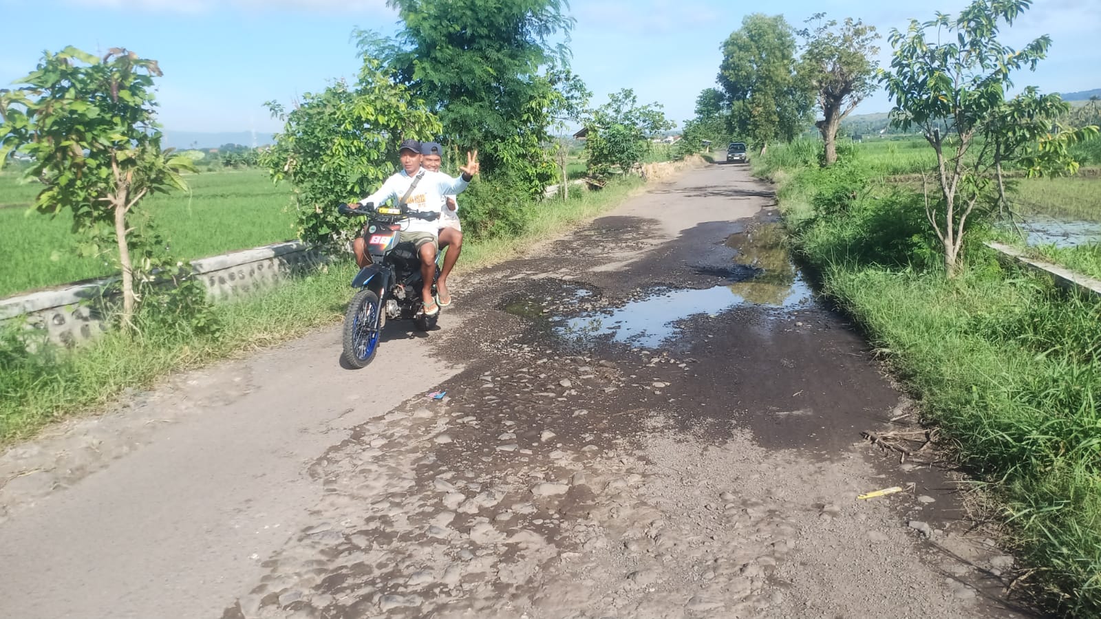 warga-sambut-positif-rencana-penambalan-jalan-mangaran-bajulmati,-siap-ikut-gotong-royong