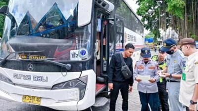 ramp-check-bus-mudik-di-terminal-sritanjung-banyuwangi,-satu-bus-akap-ditilang-karena-kaca-depan-pecah