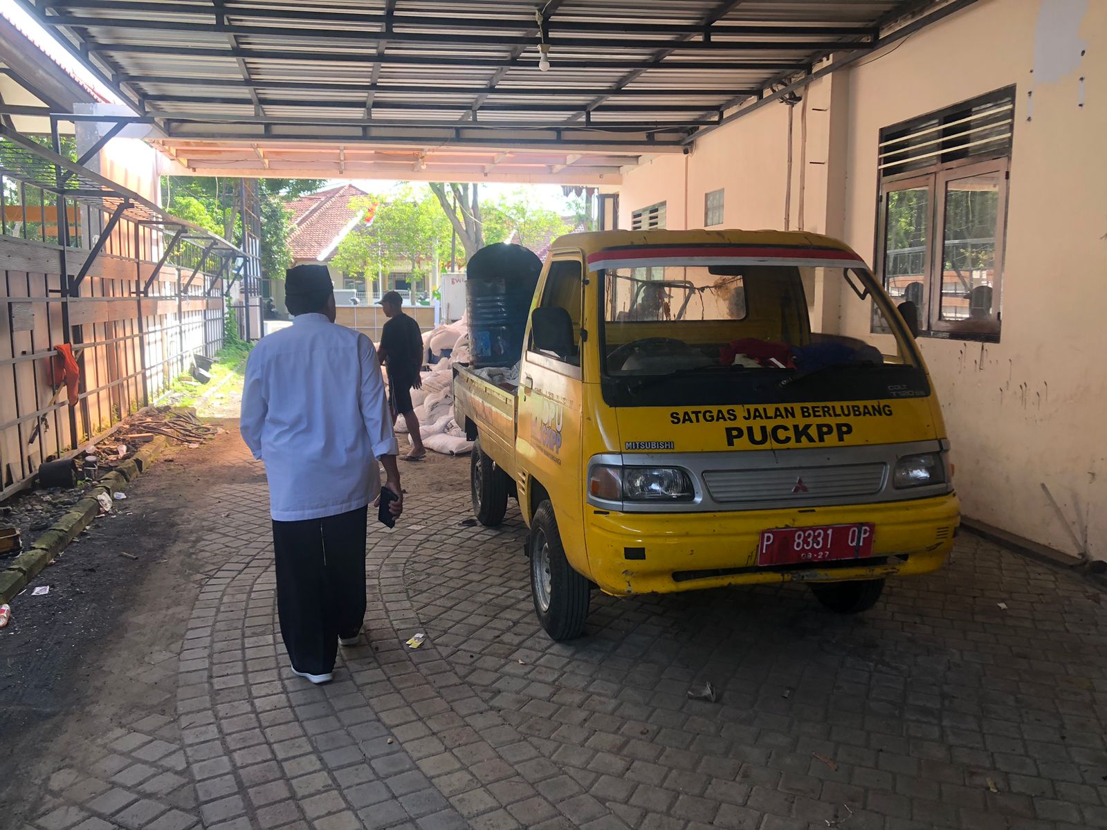 kades-bajulmati-jemput-aspal-ke-dinas-pu,-jalan-mangaran-segera-ditambal