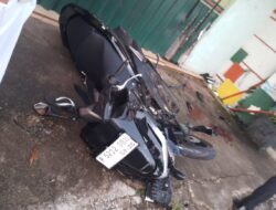 Diduga Mengantuk, Motor PCX Oleng dan Tabrak Toko di Simpang Kaotan Blimbingsari.
