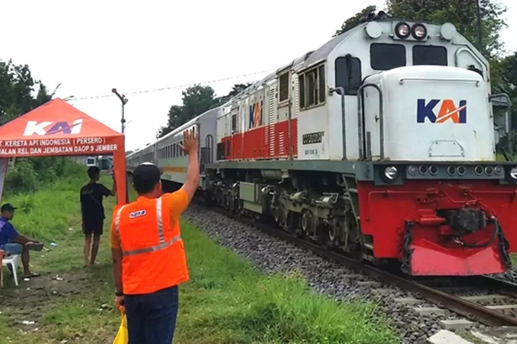 jelang-lebaran-2026,-kai-siagakan-puluhan-petugas-di-perlintasan-kereta-tanpa-palang-pintu-di-banyuwangi