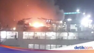 detik-detik-kmp-portlink-vii-terbakar-di-dermaga-ketapang-banyuwangi