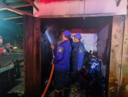 Kios Loak Motor di Kepatihan Banyuwangi Terbakar Diduga Akibat Petasan Anak-Anak yang Masuk Celah Bangunan.