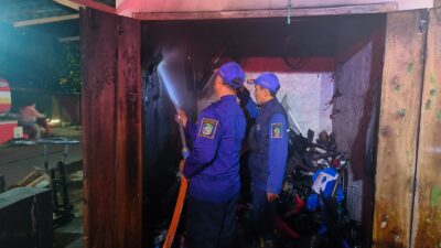 kios-loak-motor-di-kepatihan-banyuwangi-terbakar-diduga-akibat-petasan-anak-anak-yang-masuk-celah-bangunan.