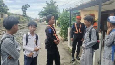 kai-divre-iv-tanjungkarang-larang-ngabuburit-di-rel-kereta-api,-ancaman-pidana-3-bulan-menanti-pelanggar