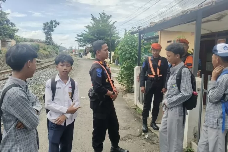 kai-divre-iv-tanjungkarang-larang-ngabuburit-di-rel-kereta-api,-ancaman-pidana-3-bulan-menanti-pelanggar