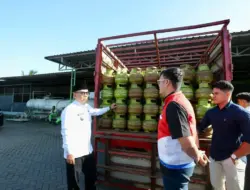 Pastikan Ketersediaan Pasokan, Wabup Banyuwangi Mujiono Sidak Agen dan Pangkalan Gas Melon