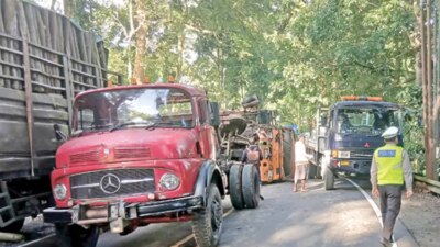truk-fuso-rem-blong-terguling-di-jalur-gumitir,-jalan-banyuwangi–jember-sempat-macet-parah-saat-evakuasi