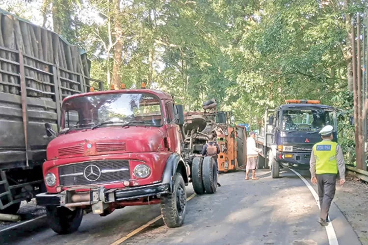 truk-fuso-rem-blong-terguling-di-jalur-gumitir,-jalan-banyuwangi–jember-sempat-macet-parah-saat-evakuasi