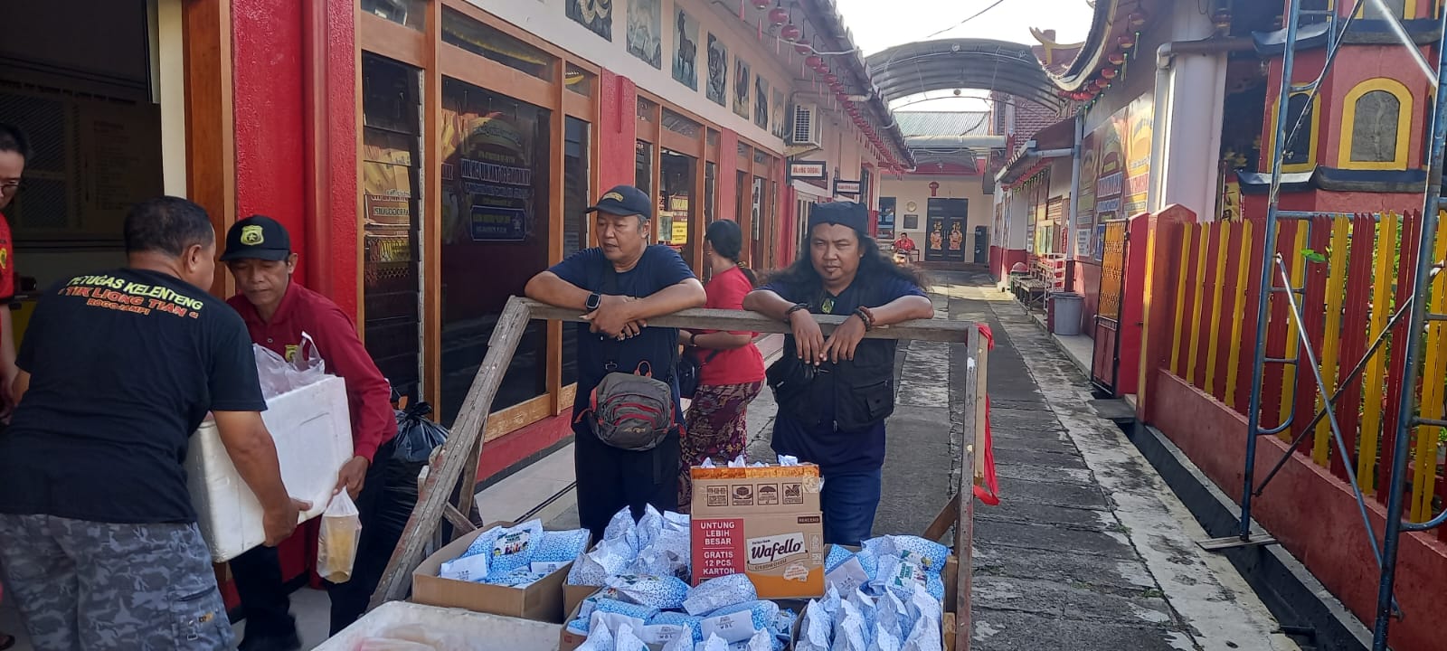 4500-takjil-ludes-dalam-30-menit,-aksi-bagi-bagi-takjil-lintas-iman-di-rogojampi-banyuwangi-tuai-apresiasi.