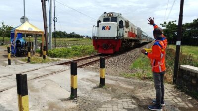 kai-siapkan-22-petugas-tambahan-di-12-perlintasan-kereta-banyuwangi-jelang-angkutan-lebaran-2026.