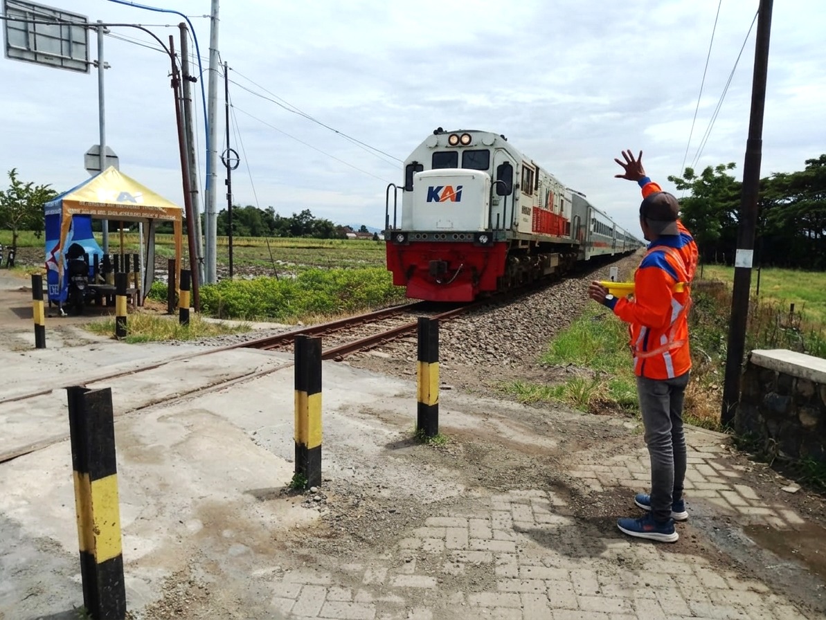 kai-siapkan-22-petugas-tambahan-di-12-perlintasan-kereta-banyuwangi-jelang-angkutan-lebaran-2026.