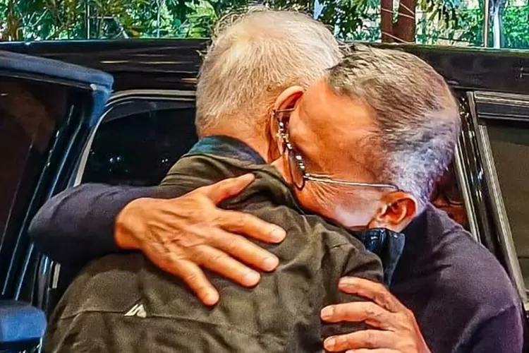 pelukan-goenawan-dahlan,-setelah-10-tahun-tak-berjumpa