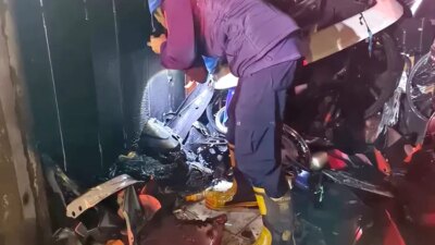 kena-percikan-petasan,-kios-loak-motor-di-banyuwangi-terbakar,-satu-motor-hangus-dan-kerugian-capai-rp9-juta