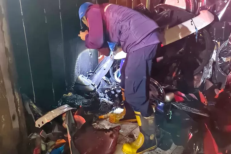 kena-percikan-petasan,-kios-loak-motor-di-banyuwangi-terbakar,-satu-motor-hangus-dan-kerugian-capai-rp9-juta