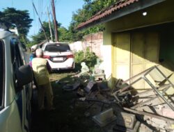 Kecelakaan Tunggal di Kabat Banyuwangi, Avanza Hantam Toko Batu Nisan dan Tiang Telkom.