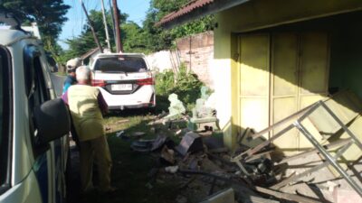 kecelakaan-tunggal-di-kabat-banyuwangi,-avanza-hantam-toko-batu-nisan-dan-tiang-telkom.