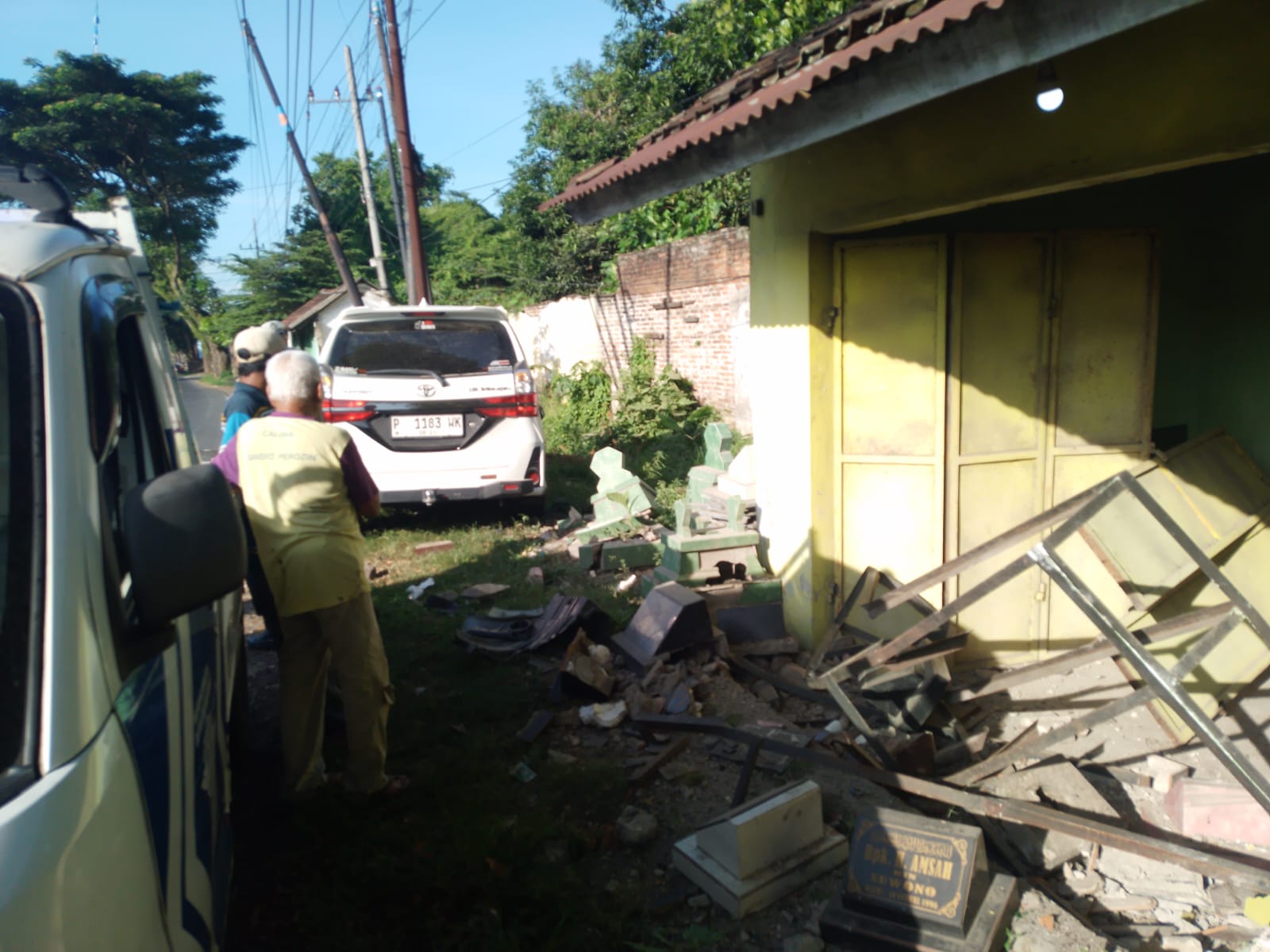 kecelakaan-tunggal-di-kabat-banyuwangi,-avanza-hantam-toko-batu-nisan-dan-tiang-telkom.