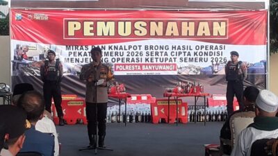 ribuan-liter-miras-dan-ratusan-barang-bukti-dimusnahkan-dalam-operasi-pekat-semeru-2026-di-banyuwangi.