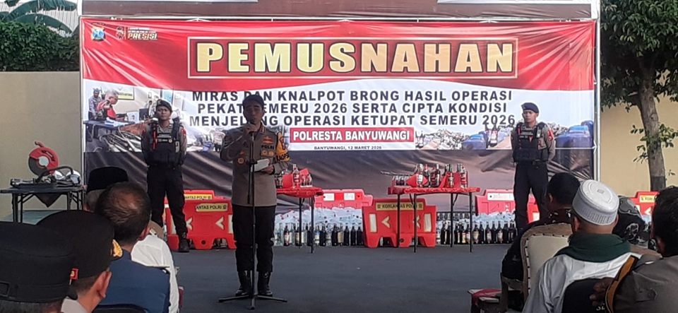 ribuan-liter-miras-dan-ratusan-barang-bukti-dimusnahkan-dalam-operasi-pekat-semeru-2026-di-banyuwangi.