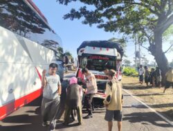 Kecelakaan Beruntun Lima Kendaraan di Wongsorejo Banyuwangi, Pengendara Motor Tewas Terhimpit Truk.