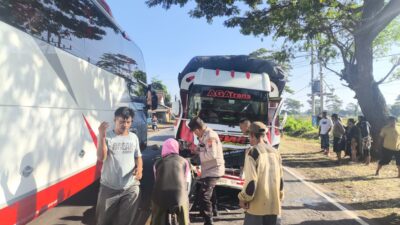 kecelakaan-beruntun-lima-kendaraan-di-wongsorejo-banyuwangi,-pengendara-motor-tewas-terhimpit-truk.