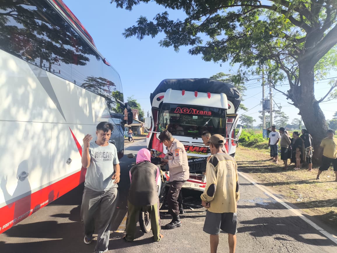 kecelakaan-beruntun-lima-kendaraan-di-wongsorejo-banyuwangi,-pengendara-motor-tewas-terhimpit-truk.