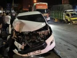 Diduga Ambil Jalur Tengah Truk Colt Diesel dan Toyota Innova Tabrakan di Genteng.