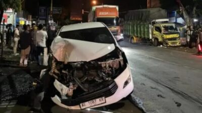 diduga-ambil-jalur-tengah-truk-colt-diesel-dan-toyota-innova-tabrakan-di-genteng.