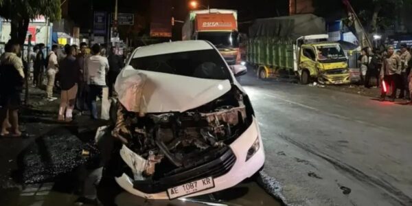 diduga-ambil-jalur-tengah-truk-colt-diesel-dan-toyota-innova-tabrakan-di-genteng.