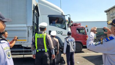 operasi-ketupat-semeru-2026,-satlantas-banyuwangi-perketat-pengawasan-truk-menuju-pelabuhan-ketapang.
