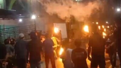 tradisi-pitulikuran-semarakkan-malam-ramadhan-di-banyuwangi,-warga-cawang-gelar-pencak-obor.