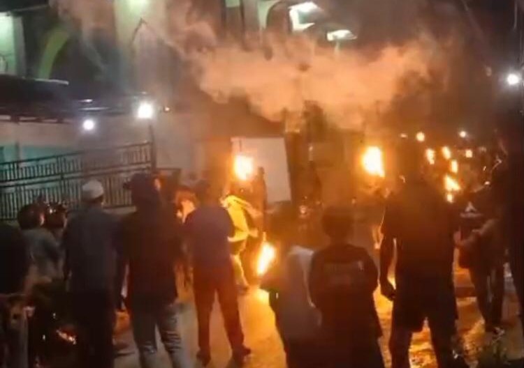 tradisi-pitulikuran-semarakkan-malam-ramadhan-di-banyuwangi,-warga-cawang-gelar-pencak-obor.