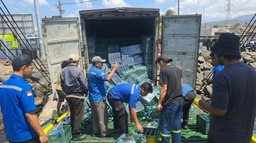 Truk Muatan Air Mineral Alami Kecelakaan di Rampdoor KMP Jambo X Pelabuhan Ketapang