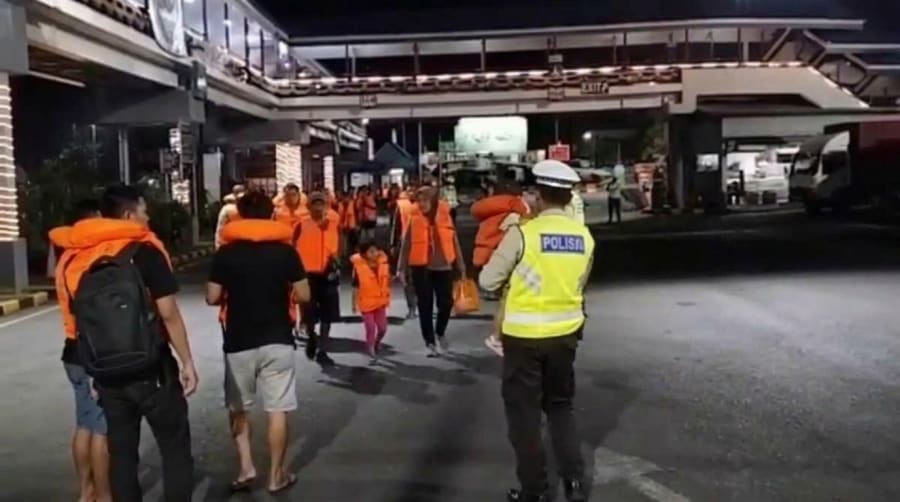 Evakuasi 19 Penumpang KMP Perkasa Prima 5 di Selat Bali Berjalan Selamat