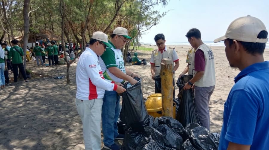 Ketua DPW LDII Jawa Timur Pimpin Aksi Bersih-Bersih Pantai Cemara Banyuwangi