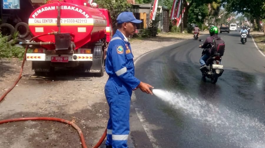 Tumpahan Solar di Jalan Raya Jember-Banyuwangi Sebabkan Sejumlah Pengendara Tergelincir