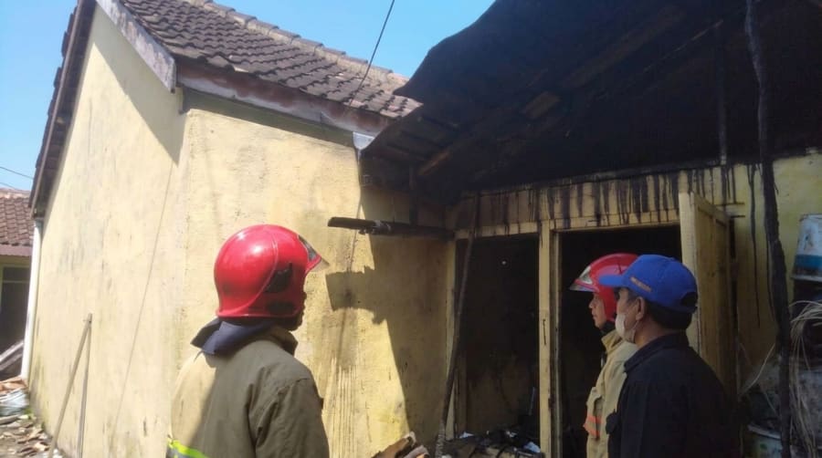 Panik Siram Minyak Terbakar dengan Air, Dapur Rumah Warga Banyuwangi Hangus Dilalap Api