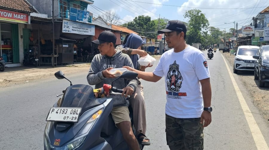 Ormas Sakera Banyuwangi Konsisten Gelar Aksi Sosial, Bagikan Nasi Kotak Selama 36 Pekan