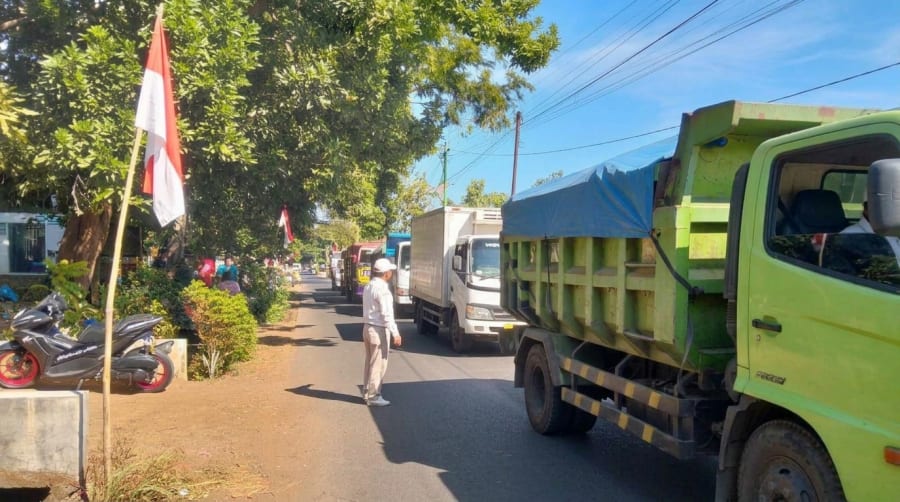 Warga Alasrejo Hadang Dump Truk Tanah Urug, Akses Jalan Padat Penduduk Dinilai Membahayakan