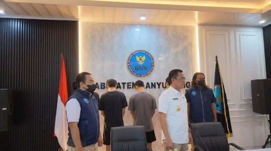 Badan Narkotika Nasional Kabupaten Banyuwangi Menggerebek Pesta Narkotika di Muncar, Empat Tersangka dan Puluhan Paket Sabu Diamankan