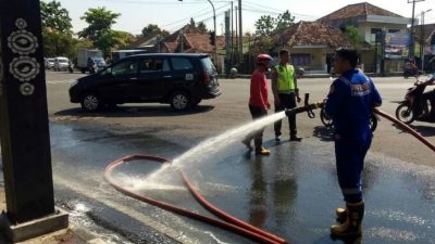 Tumpahan BBM di Jalan Adisucipto Banyuwangi Sebabkan Jalan Licin, Pengguna Jalan Diimbau Waspada