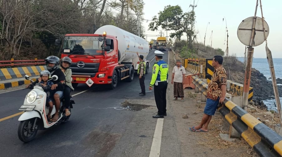 Kecelakaan Maut di Ketapang Banyuwangi: Pengendara Yamaha R15 Tewas Usai Tabrak Truk