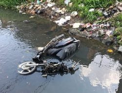 Petugas Damkarmat Banyuwangi Evakuasi Sepeda Motor yang Masuk ke Jurang Jembatan Sukopuro