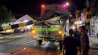 Truk Tabrak Portal Viaduk BH 87A di Banyuwangi hingga Roboh