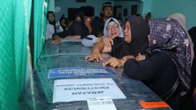 Jenazah Korban KM Virgo Transport 8 Tiba di Banyuwangi, Isak Tangis Keluarga Sambut Kedatangan Peti Jenazah