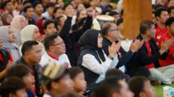 Bupati Ipuk dan Ribuan Warga Nobar Laga Indonesia Kontra Thailand di Pendopo Sabha Swagata Blambangan