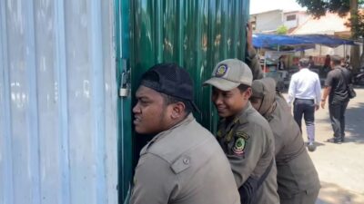 Pelanggaran Trotoar, Belasan Gerobak PKL di Jalan Sutoyo Banyuwangi Ditertibkan Petugas